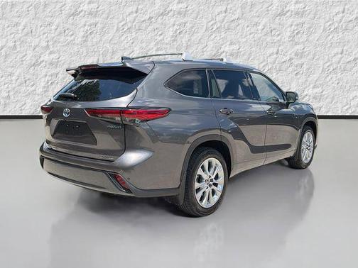 Magnetic Gray Metallic 2023 Toyota Highlander Hybrid Limited