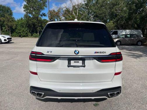 Mineral White Metallic 2025 BMW X7 M60i