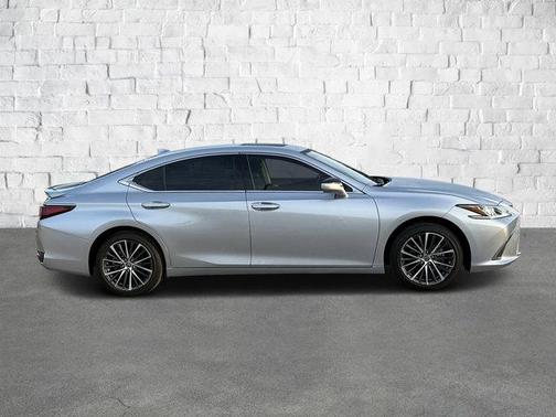 2023 Lexus ES 300h Base