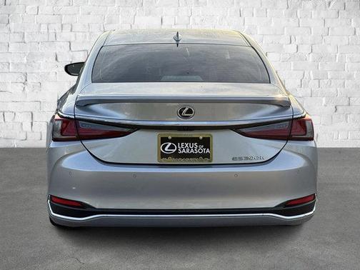 2023 Lexus ES 300h Base