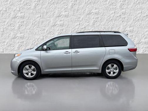 2017 Toyota Sienna LE