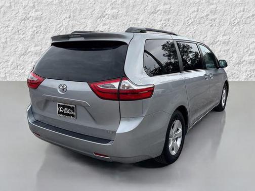 2017 Toyota Sienna LE