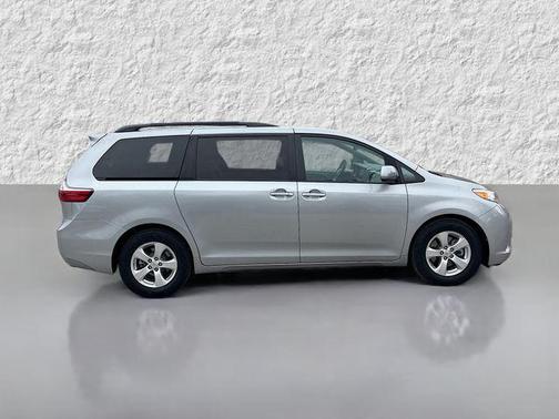 2017 Toyota Sienna LE