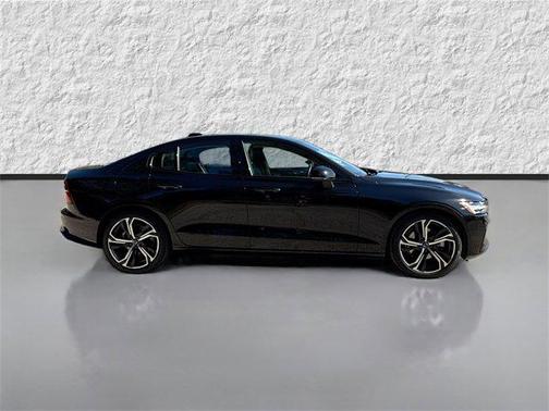 2024 Volvo S60 B5 Core Dark Theme