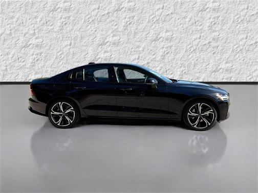 2024 Volvo S60 B5 Core Dark Theme