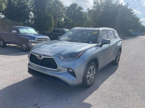 Moon Dust 2021 Toyota Highlander XLE