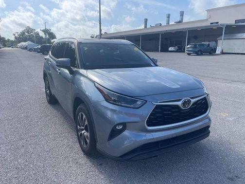 Moon Dust 2021 Toyota Highlander XLE
