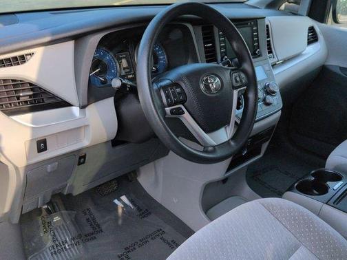2019 Toyota Sienna LE