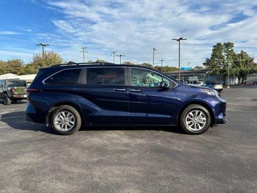 2025 Toyota Sienna XLE