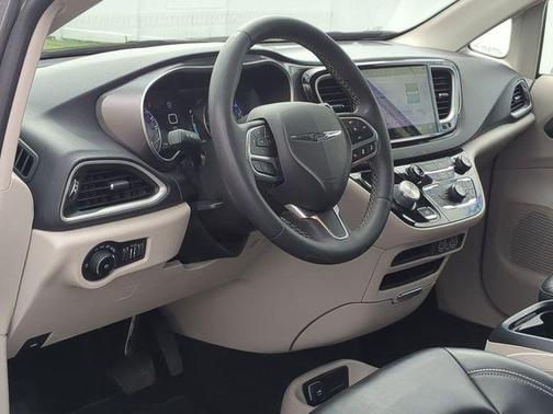2023 Chrysler Pacifica Touring-L