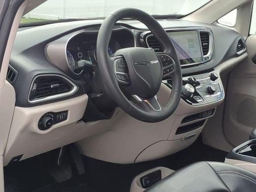 2023 Chrysler Pacifica Touring-L