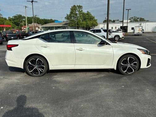 White 2024 Nissan Altima 2.5 SR
