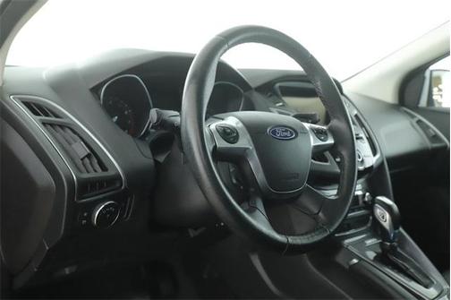 Photo 4 of 31 of 2014 Ford Focus Titanium