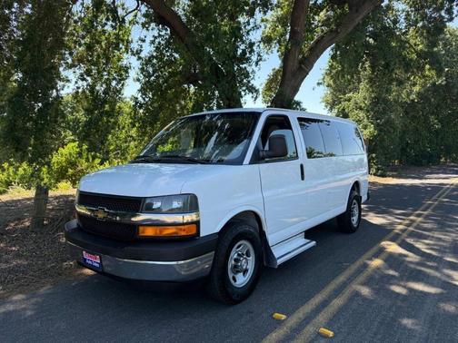 Summit White 2017 Chevrolet Express 3500 LT