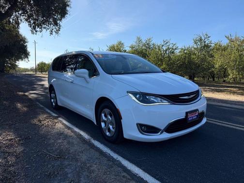 2017 Chrysler Pacifica Hybrid Touring Plus