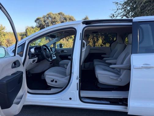 2017 Chrysler Pacifica Hybrid Touring Plus