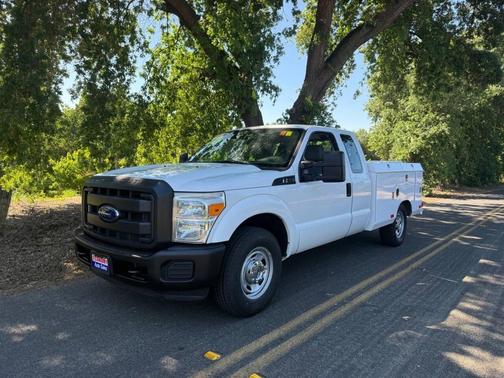 Oxford White 2014 Ford F-250 4X2 4dr SuperCab 141.8 158 in. WB