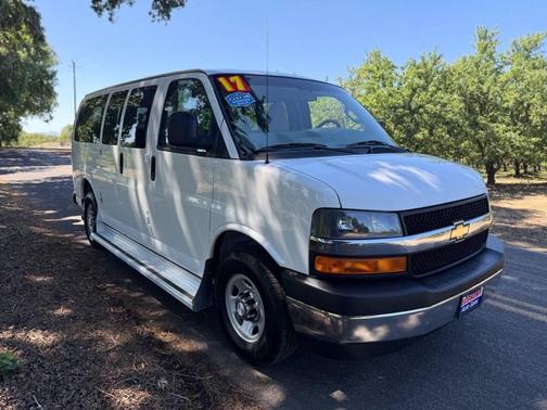 Summit White 2017 Chevrolet Express 3500 LT