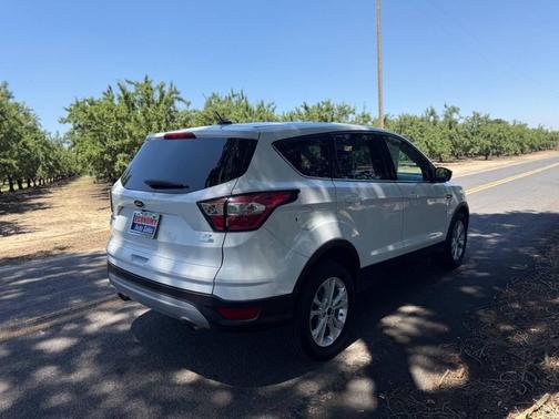 Oxford White 2017 Ford Escape SE