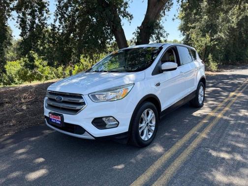 Oxford White 2017 Ford Escape SE