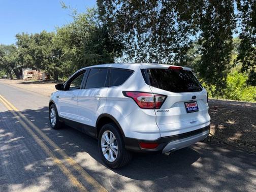 Oxford White 2017 Ford Escape SE