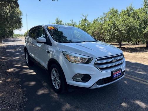 Oxford White 2017 Ford Escape SE