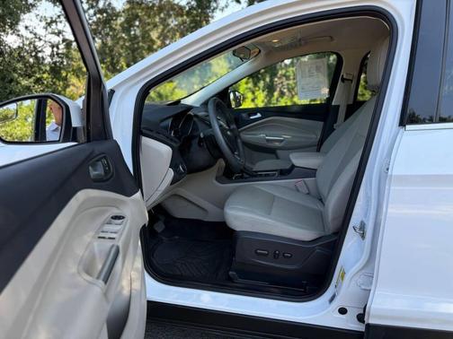 Oxford White 2017 Ford Escape SE