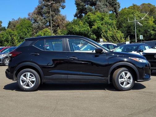 Super Black 2025 Nissan Kicks Play S