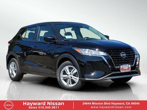 Super Black 2025 Nissan Kicks Play S
