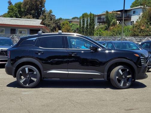 Super Black 2025 Nissan Kicks SR