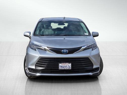 Celestial Silver Metallic 2024 Toyota Sienna LE