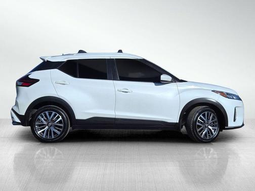 Aspen White 2022 Nissan Kicks SV