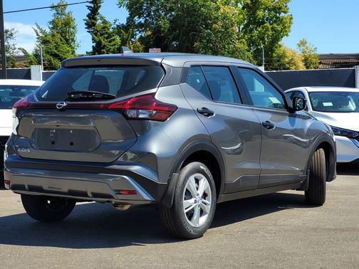 Gun Metallic 2025 Nissan Kicks Play S