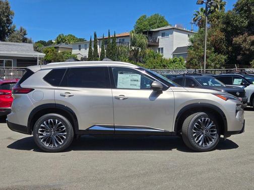 Champagne Silve 2026 Nissan Rogue Platinum