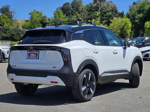 2t Wht Blk Roof 2026 Nissan Kicks SR