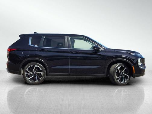 Labrador Black Pearl 2022 Mitsubishi Outlander SE