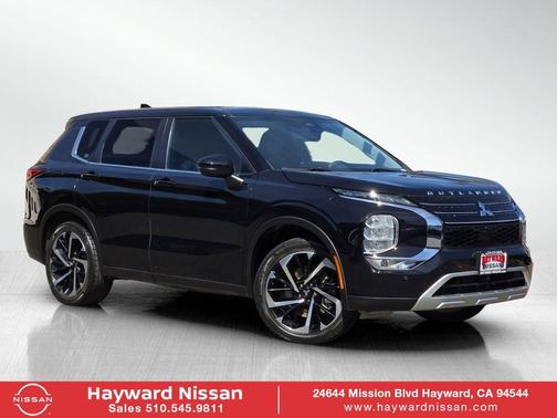 Labrador Black Pearl 2022 Mitsubishi Outlander SE