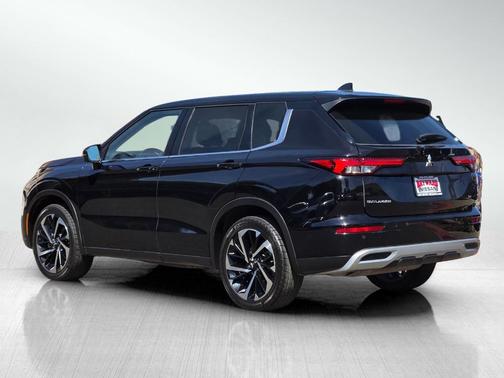 Labrador Black Pearl 2022 Mitsubishi Outlander SE