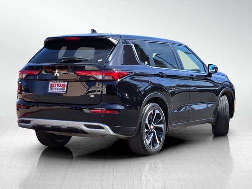 Labrador Black Pearl 2022 Mitsubishi Outlander SE