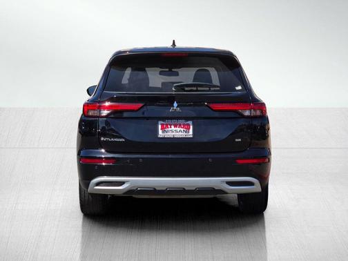 Labrador Black Pearl 2022 Mitsubishi Outlander SE