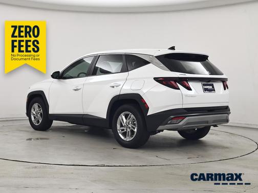 White 2025 Hyundai TUCSON SE