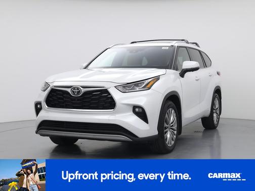 White 2024 Toyota Highlander Platinum