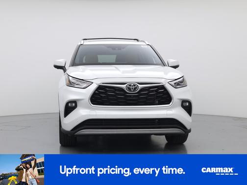 White 2024 Toyota Highlander Platinum