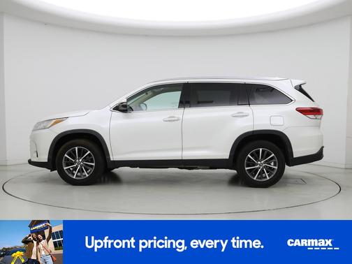 White 2019 Toyota Highlander XLE