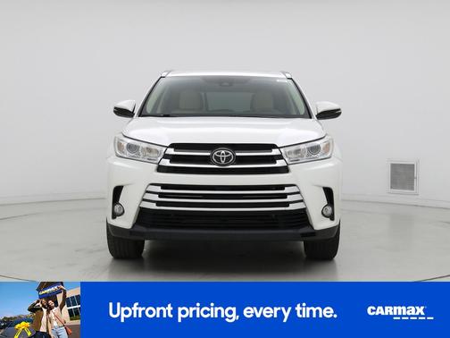 White 2019 Toyota Highlander XLE