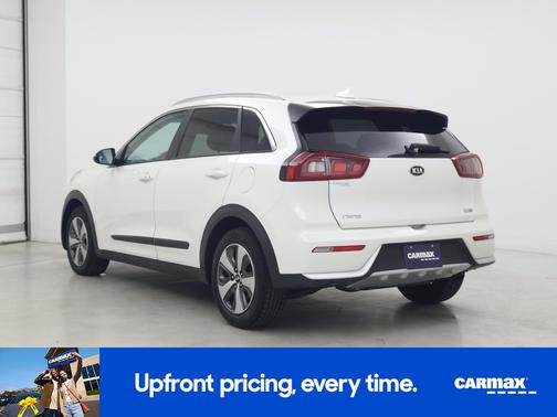 White 2017 Kia Niro LX