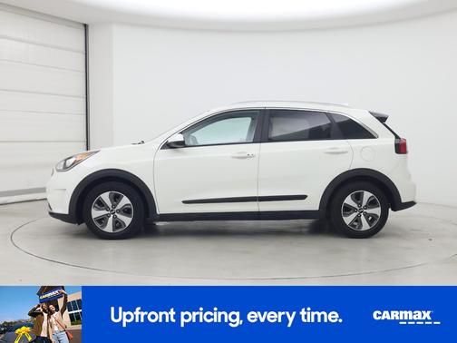 White 2017 Kia Niro LX