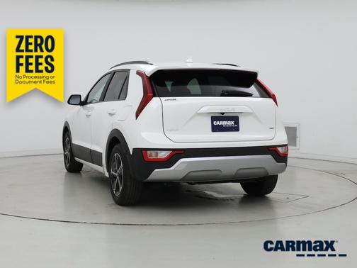 White 2025 Kia Niro LX