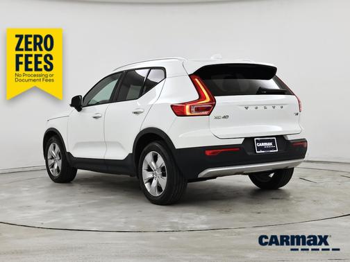 White 2019 Volvo XC40 T5 Momentum