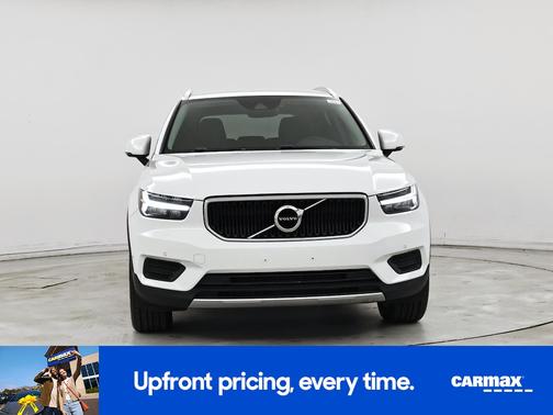 White 2019 Volvo XC40 T5 Momentum